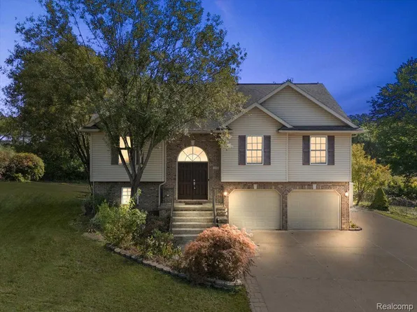 3230 McDowell Dr, Waterford, MI 48328