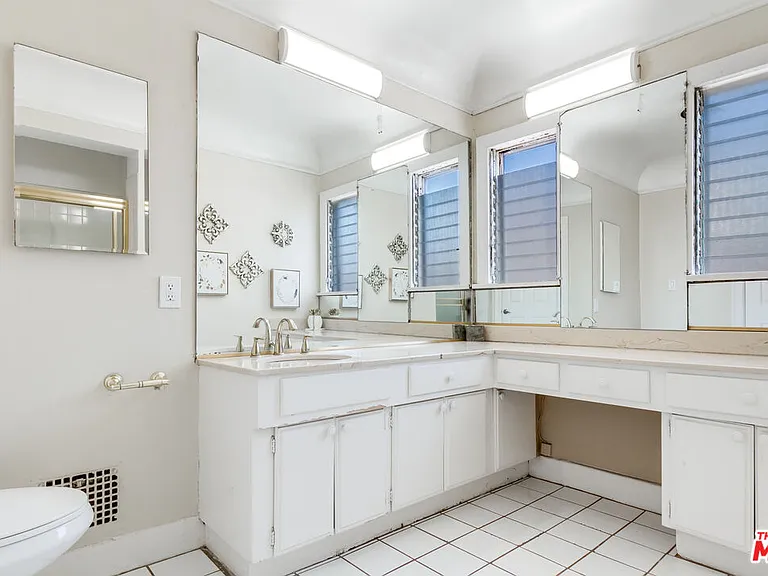 137 S Rexford Dr #1 — Photo 5