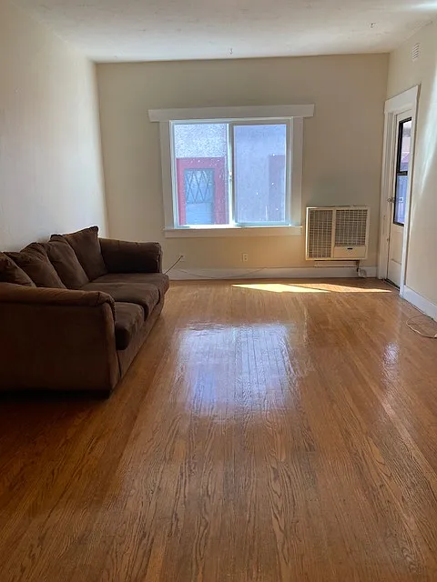 spacious living room with a lot of light from the window. - 1818 Lakeshore Ave #2