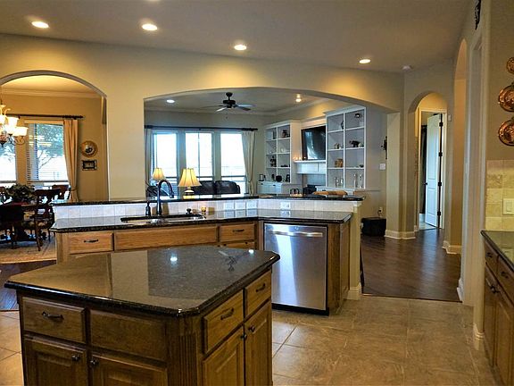 5th image of 3305 Douglas Dr