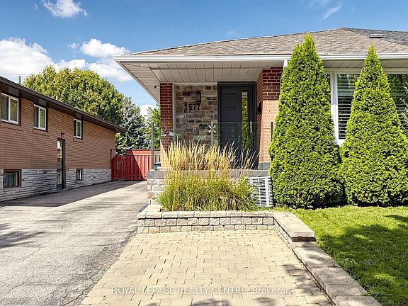 2nd image of 1577 Sandgate Cres