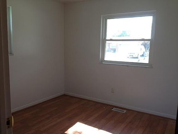 A bedroom with Laminate flooring