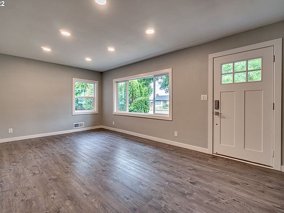 3rd image of 3640 Blossom Dr NE