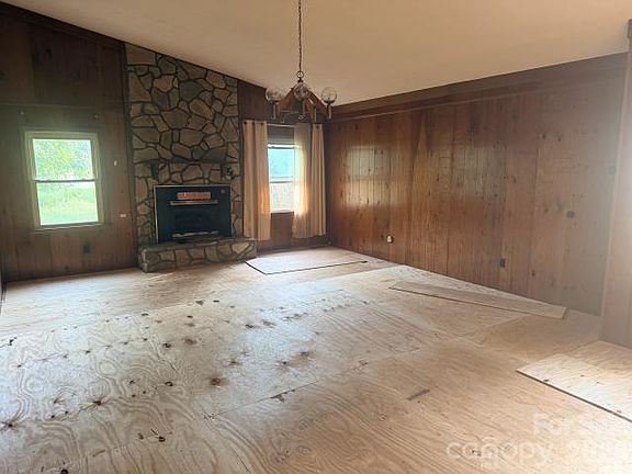 3rd image of 102 Nob Hill Rd