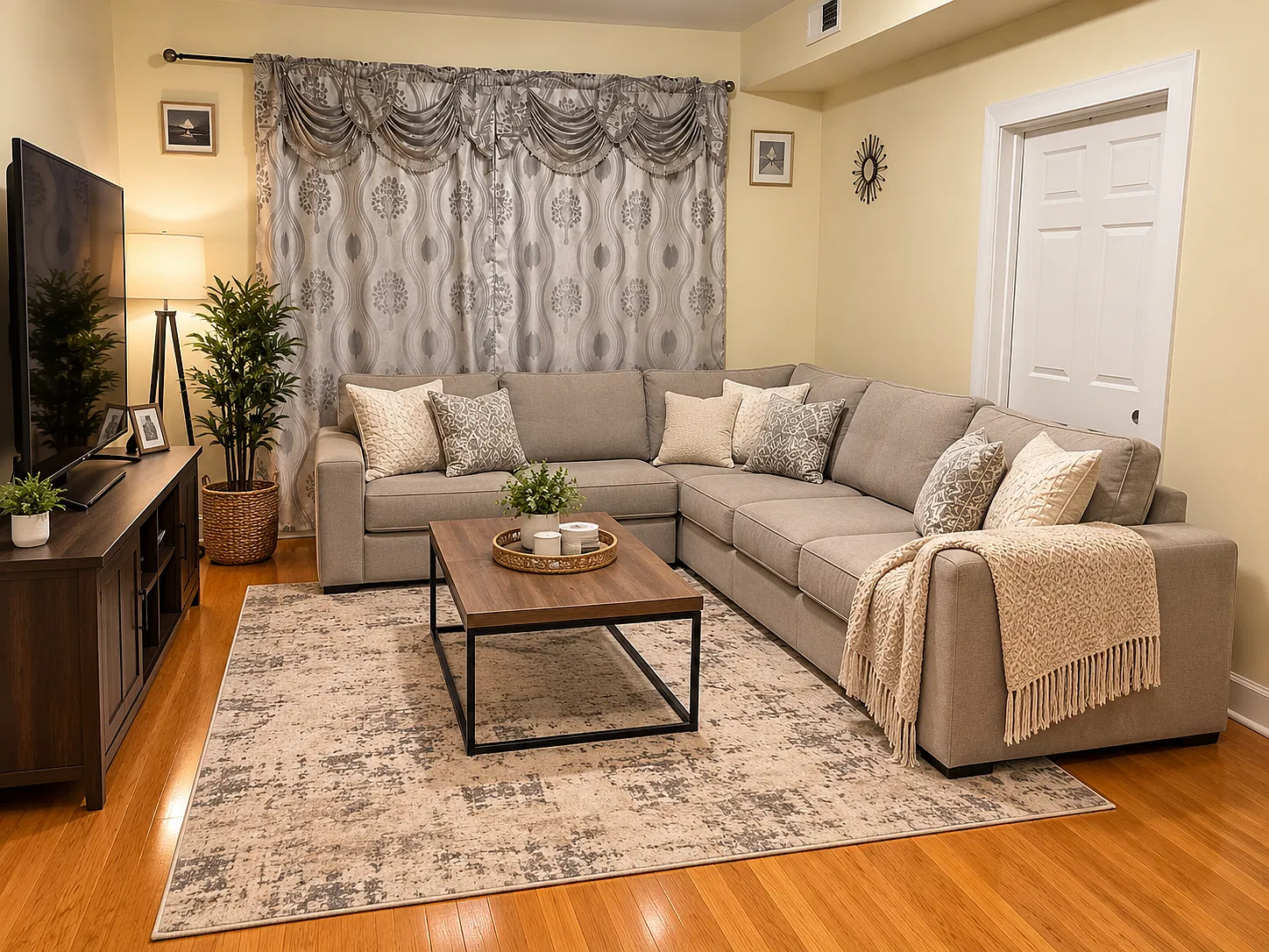 3 bed, 1.0 bath, 800 sqft, $2,150 — Photo 1