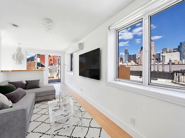 521 W 47th St #4D — Photo 17
