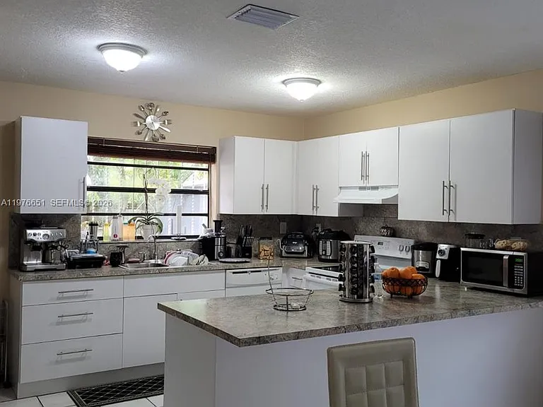 10932 SW 25th St — Photo 6