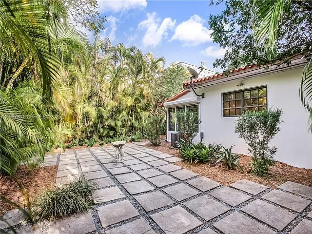 Building Photo - 407 Minorca Ave