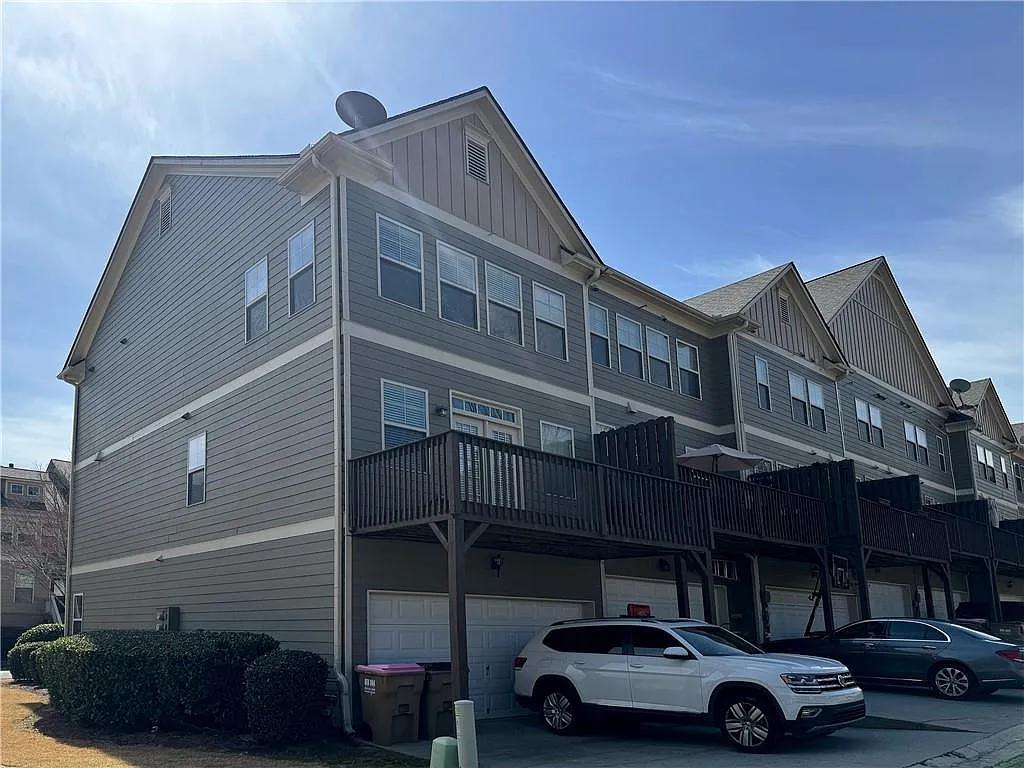 3 bed, 3.5 bath, 2260 sqft, $2,600 — Photo 3