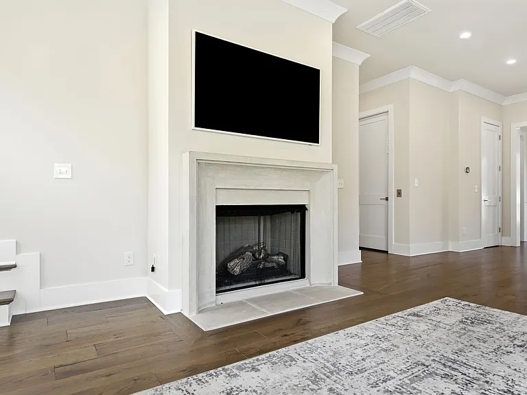 2428 Runnymede Ln — Photo 24
