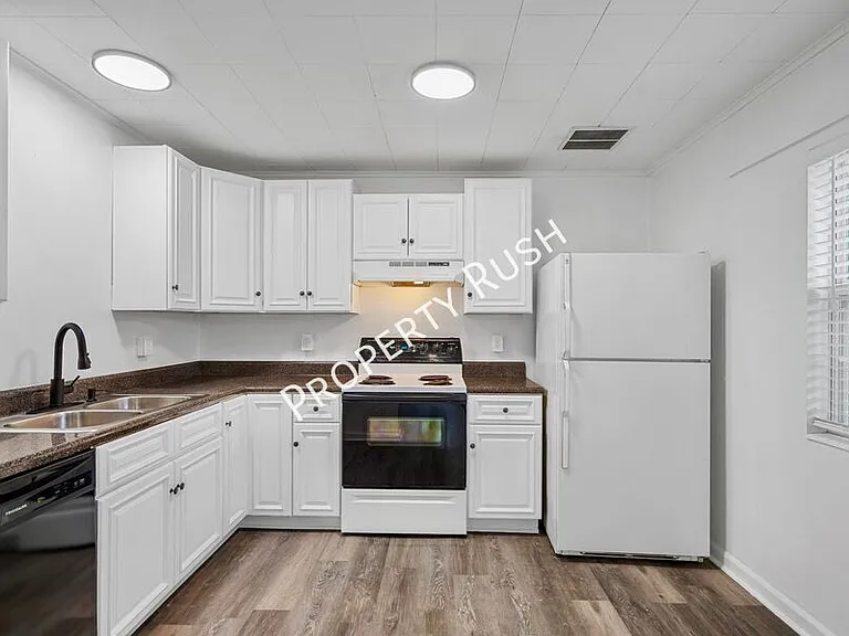 424 Hedgewood Dr — Photo 8