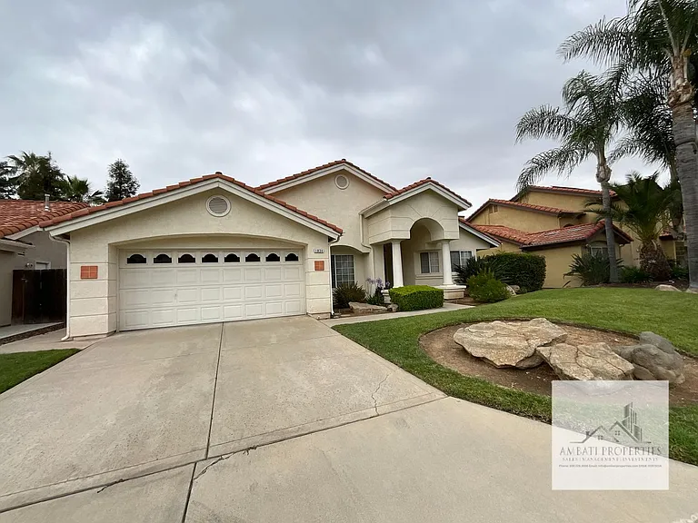 1834 E Lester Ave — Photo 1