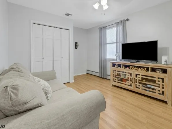 25 Veterans Pl, North Arlington Boro, NJ 07031