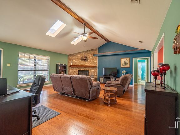2nd image of 3221 Valleyview Blvd