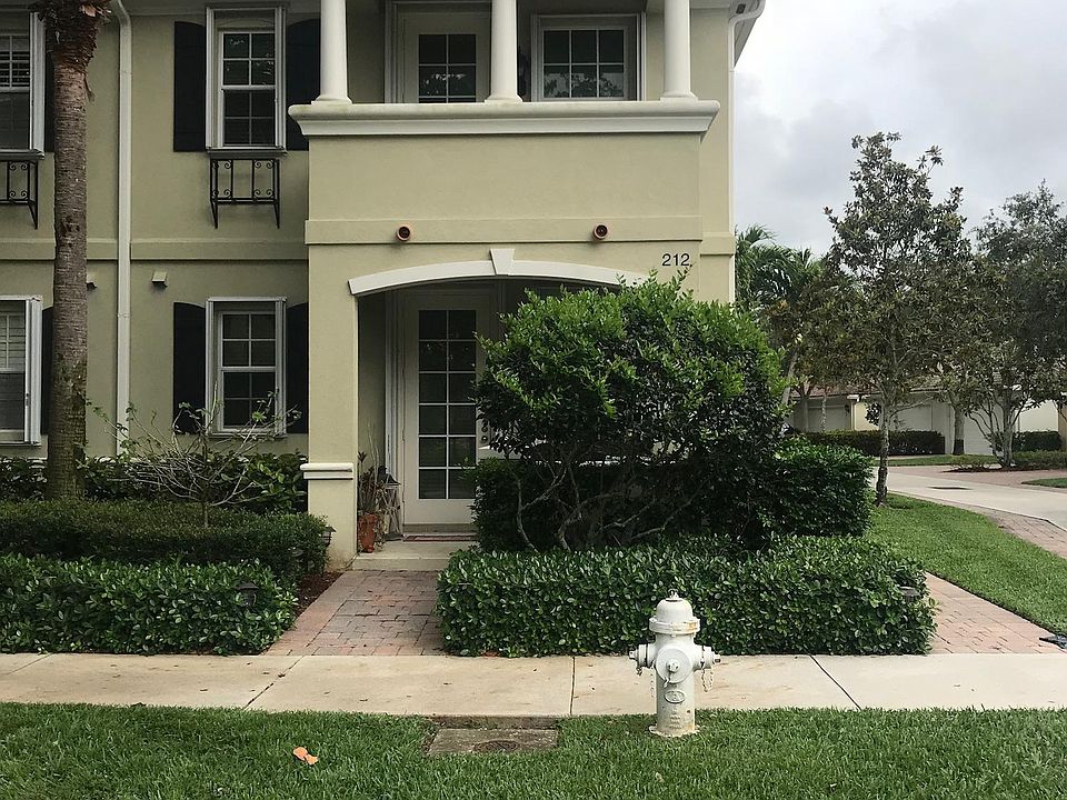 Beautiful end unit right beside access road