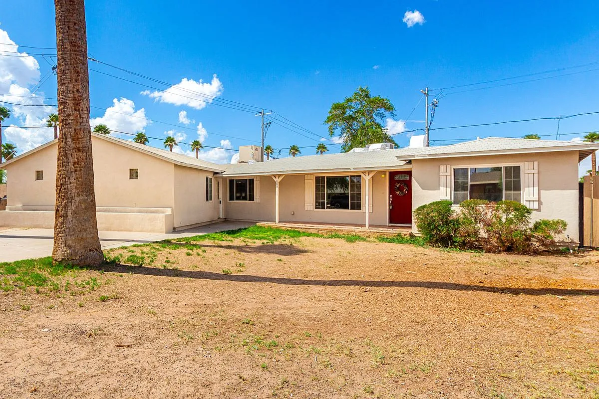 4 bed, 2.0 bath, 2419 sqft, $1,975 — Photo 4