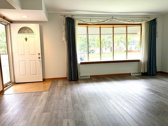 4th image of 551 S Poplar Ave