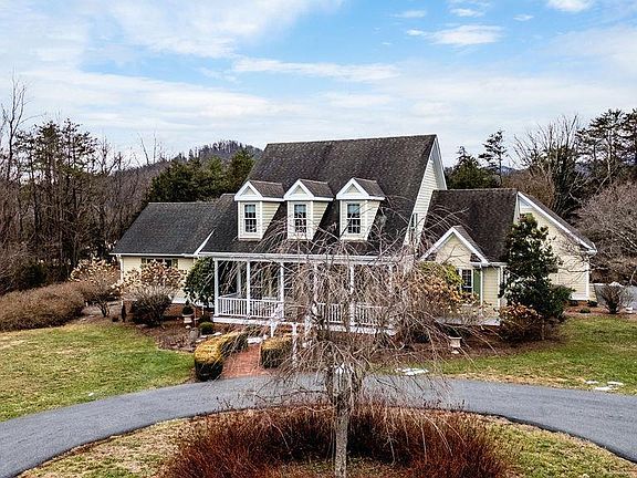 4th image of 136 Blue Chickory Ln