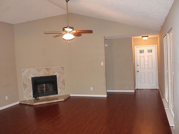 3rd image of 914 Sugarberry Dr