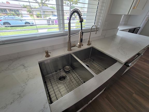 4th image of 1032 E Marcellus St