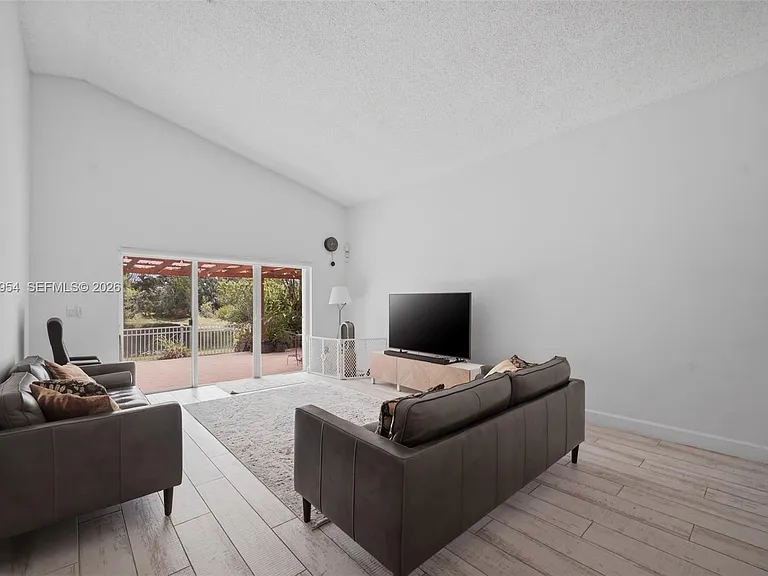 685 SW 198th Ter — Photo 9