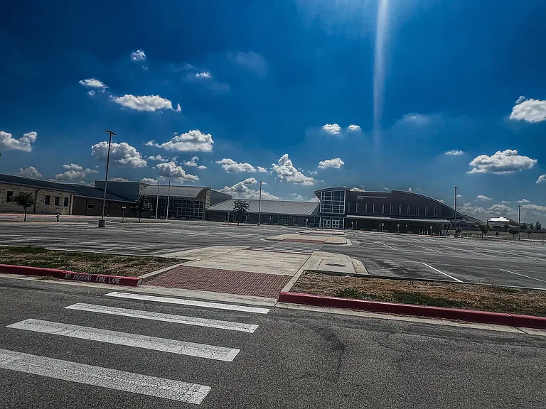 VOSS FARM ELEMENTARY IN WALKING DISTANCE