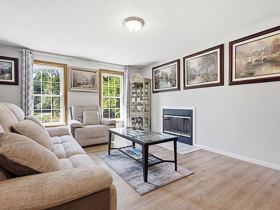 4th image of 29 Chase Brook Circle
