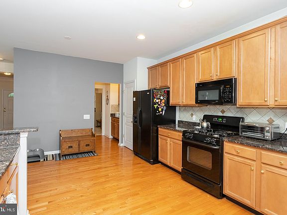 4th image of 906 Harsdale Way