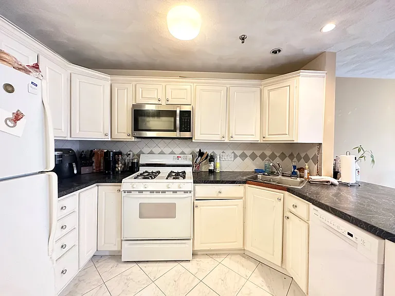 237 Hanover St #4B — Photo 2