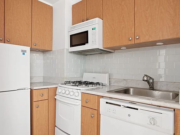 4th image of 321 E 45th St APT 3H