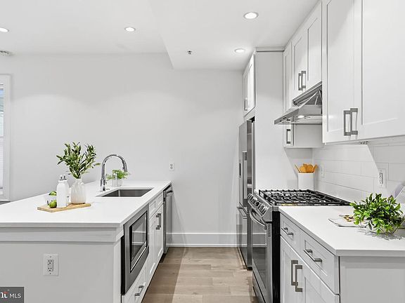 4th image of 16 17th St NE #121