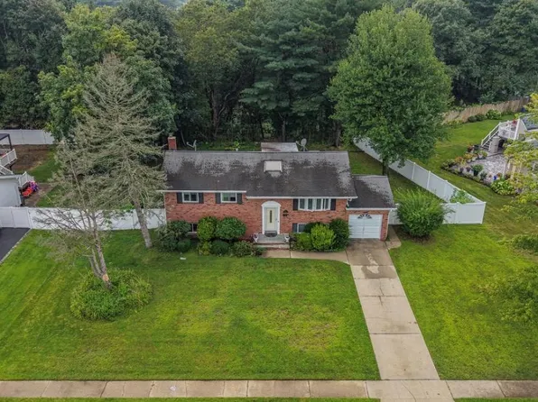 12 Bennington Place, Wheatley Heights, NY 11798
