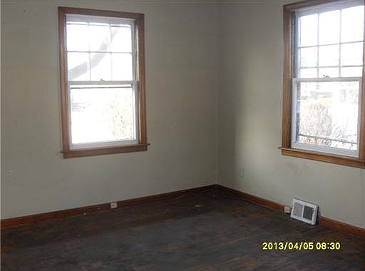4th image of 324 E 10th St
