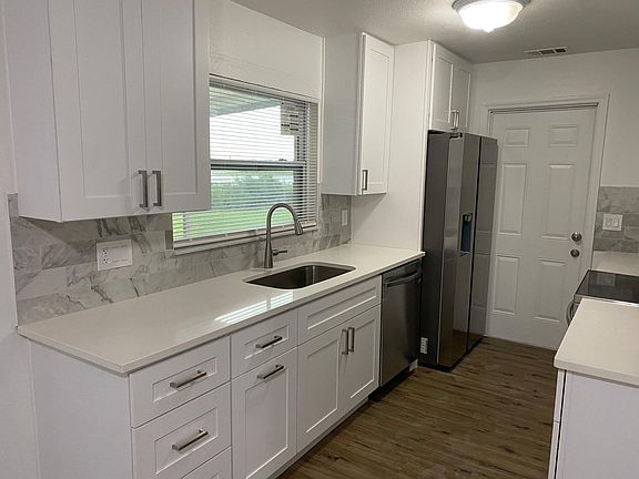 4th image of 1426 Cape Cove Blvd