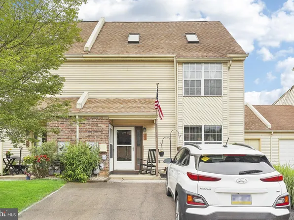 35 Bellaire Dr, Langhorne, PA 19047