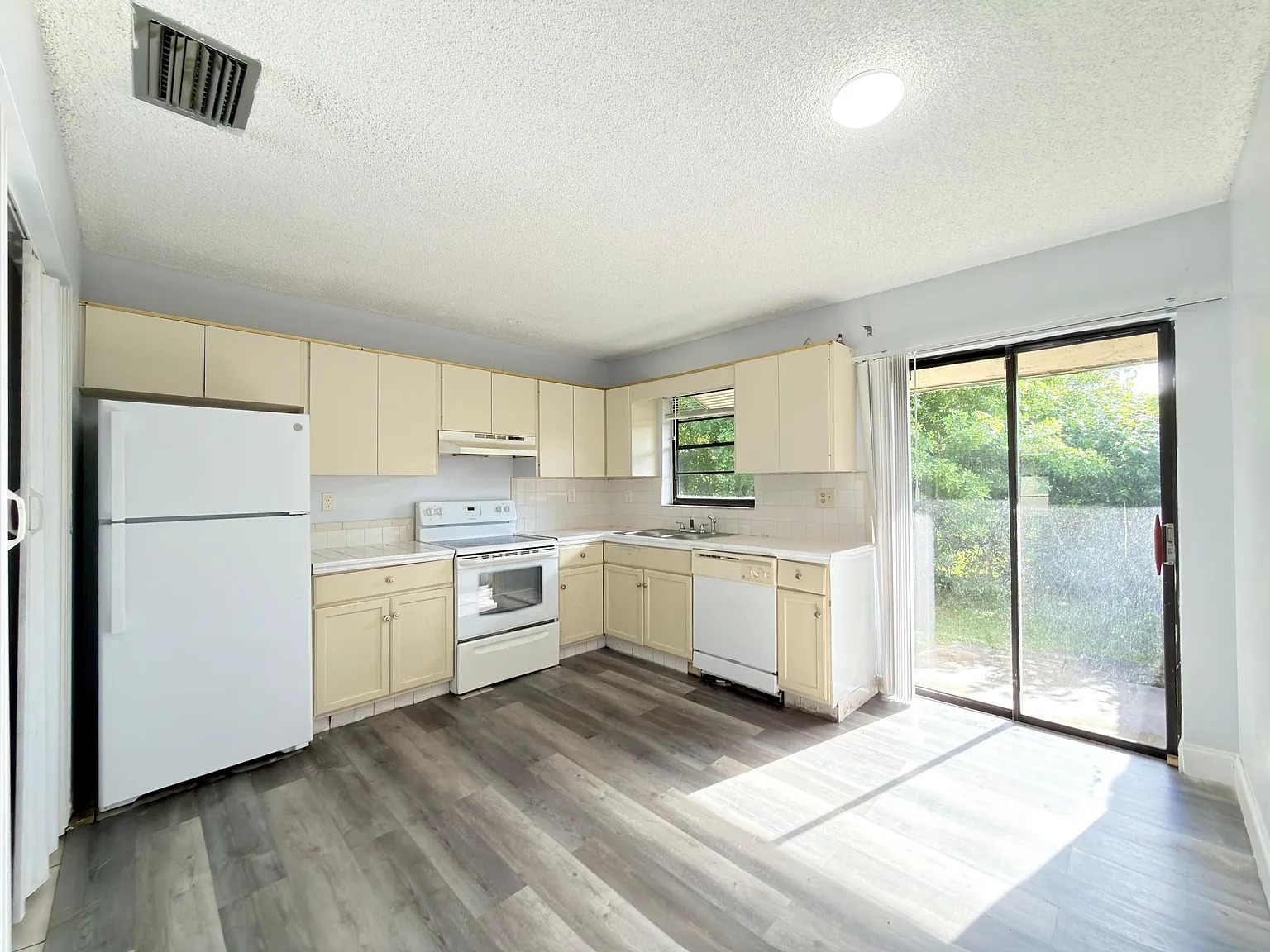 2 bed, 2.0 bath, 900 sqft, $2,100 — Photo 2