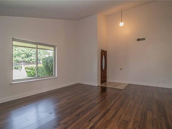 5th image of 2928 Oakridge Dr