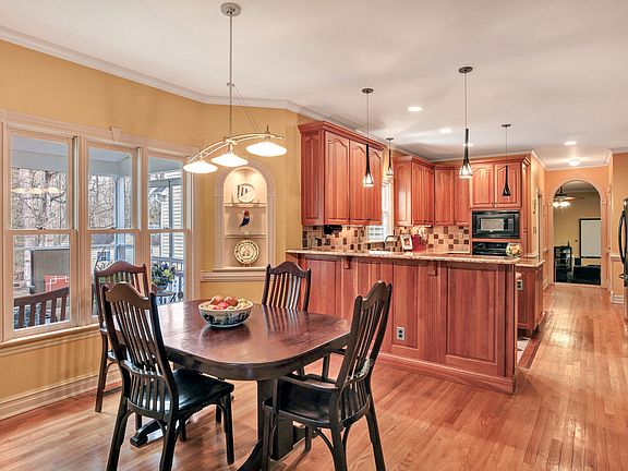 Breakfast area and bar