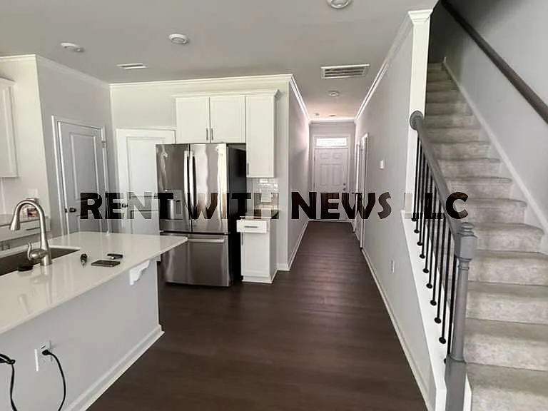 282 Paramount Dr — Photo 5