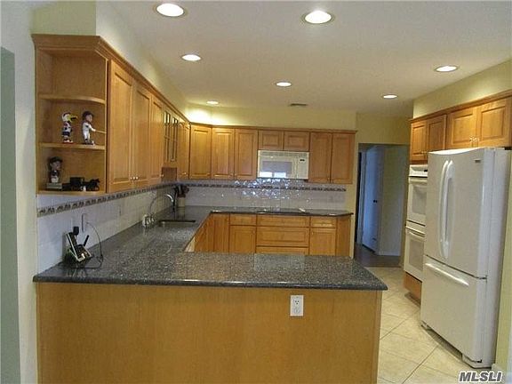 3rd image of 931 Melvin Dr