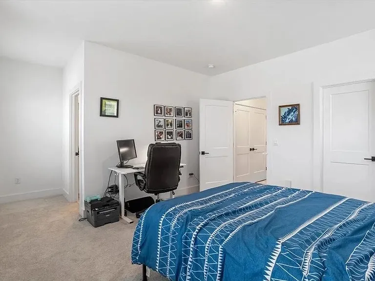 522 Billingshurst Way — Photo 36