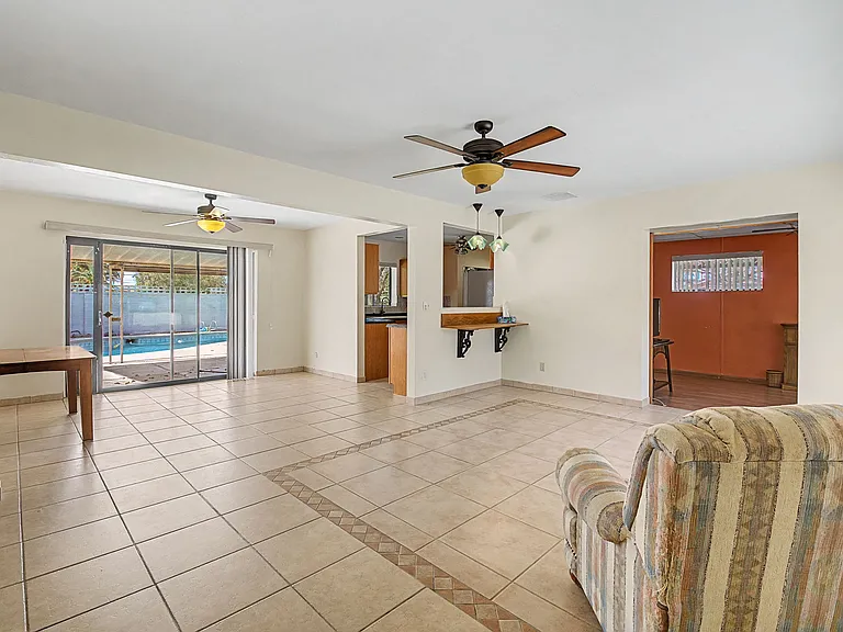 402 S Harvard Ave — Photo 10