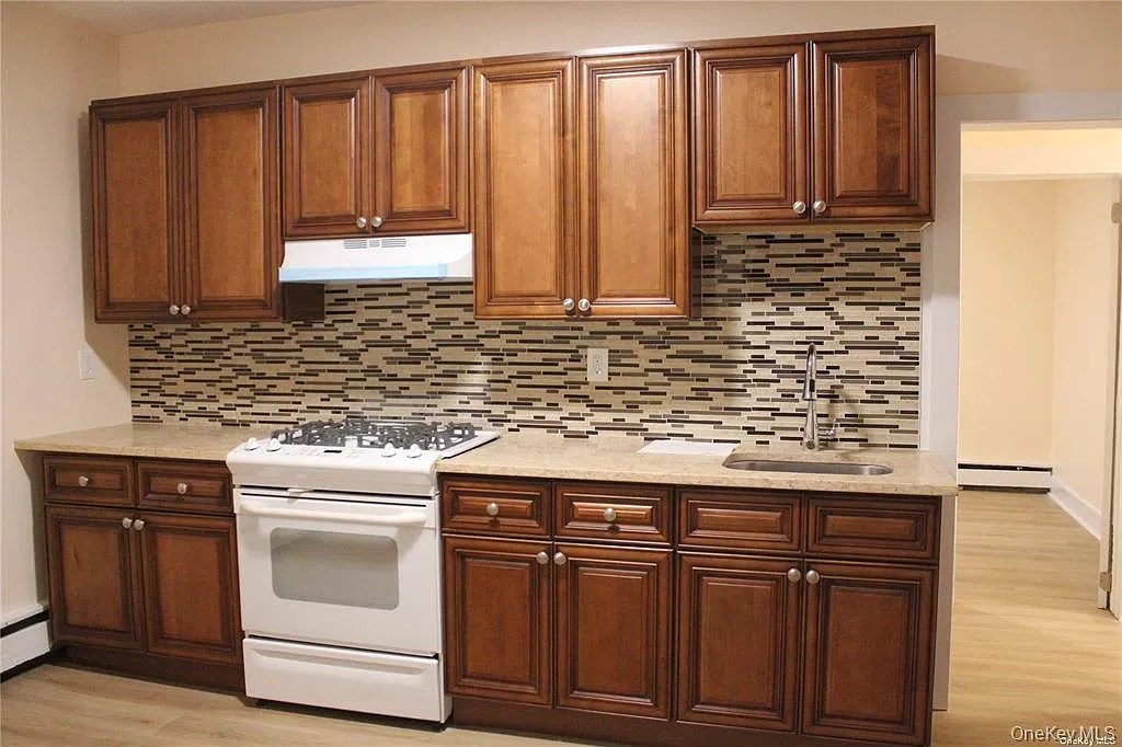 3 bed, 1.0 bath, 2247 sqft, $3,500 — Photo 2