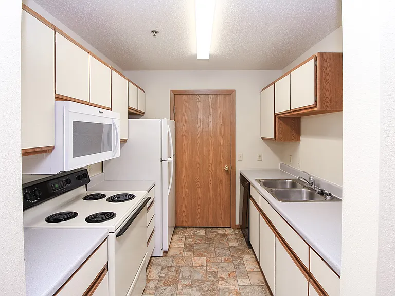 Bennington Hill Apartments — Photo 12