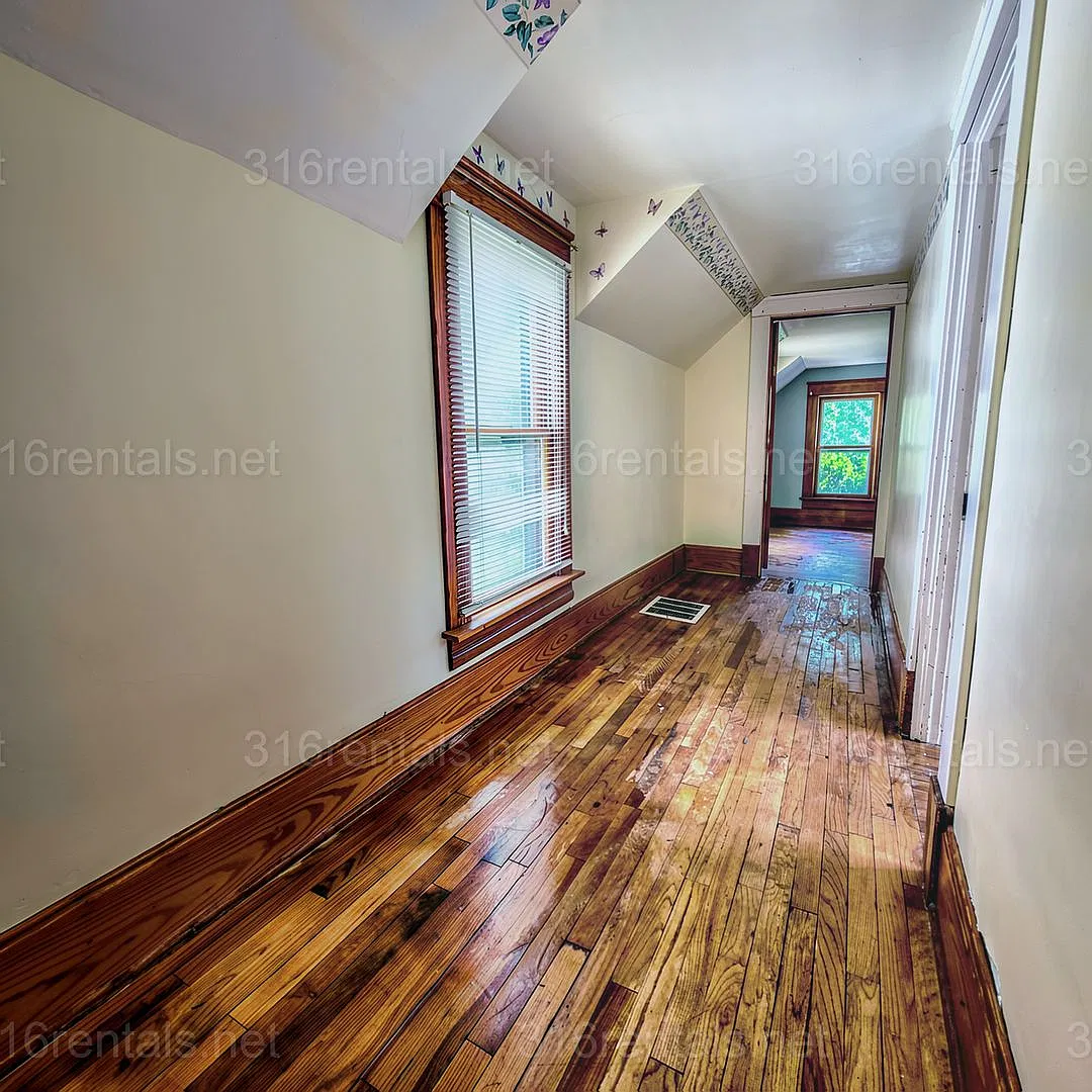 $1299 - 3 bed 2 bath - Single Family Home — Photo 3