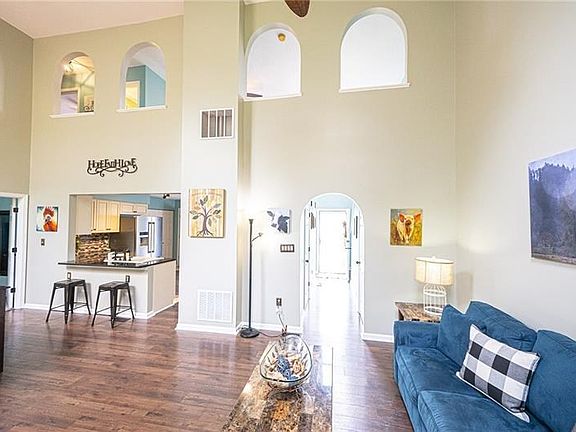 3rd image of 844 Sunset Cir