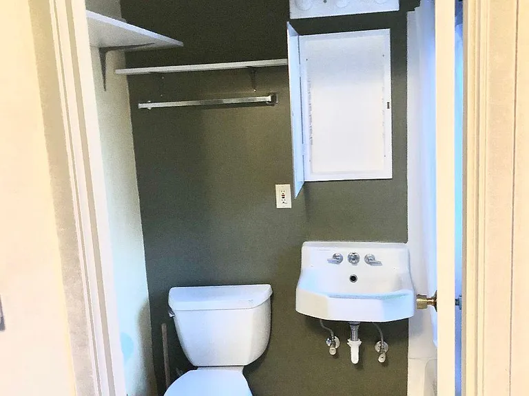 422 NE 70th St #8 — Photo 8