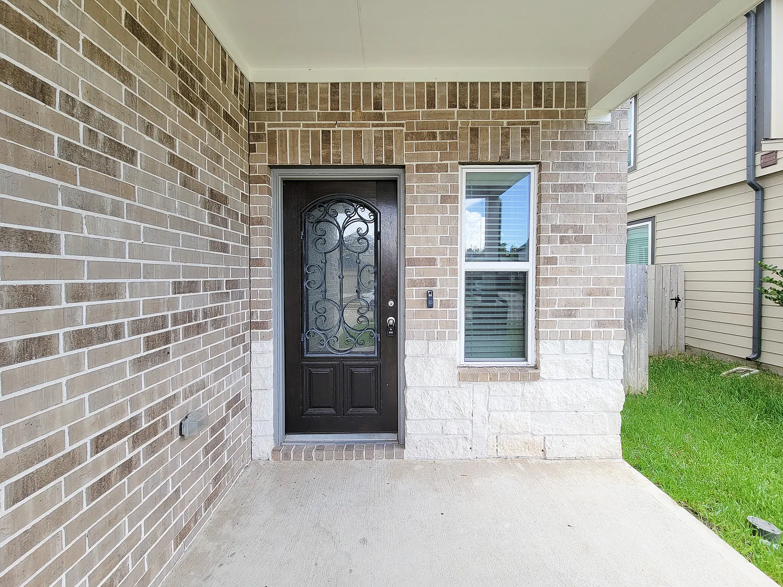 4 bed, 2330 sqft, $2,300 — Photo 2