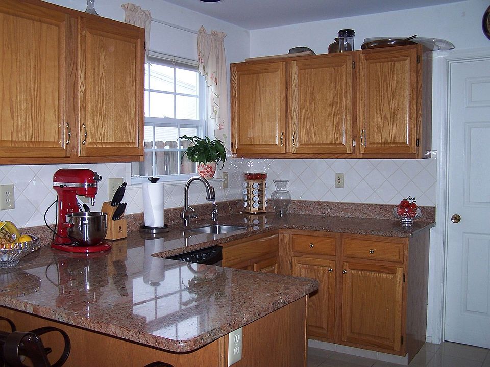 EIK w/ granite counter, marble tiles, s.s.appliances,tile backsplash