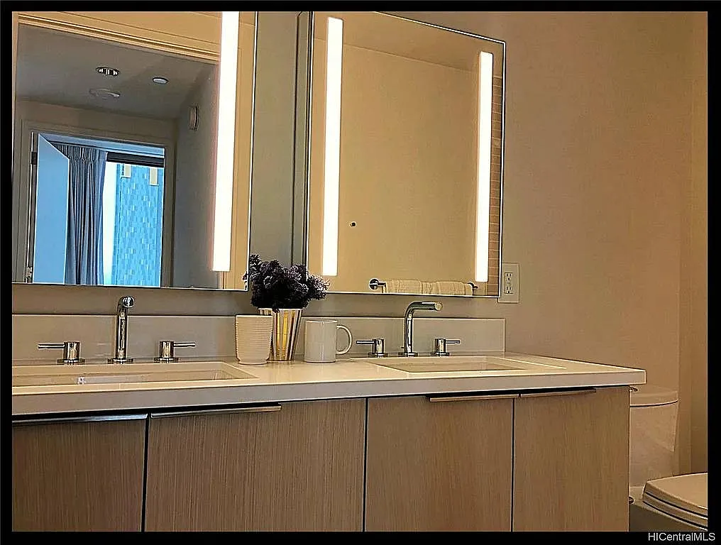 1 bed, 704 sqft, $3,300 — Photo 2